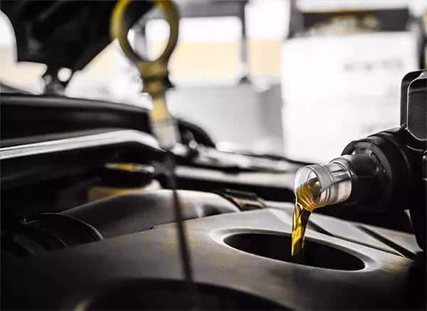 It is very important to check whether the engine oil has deteriorated and replace it in time.