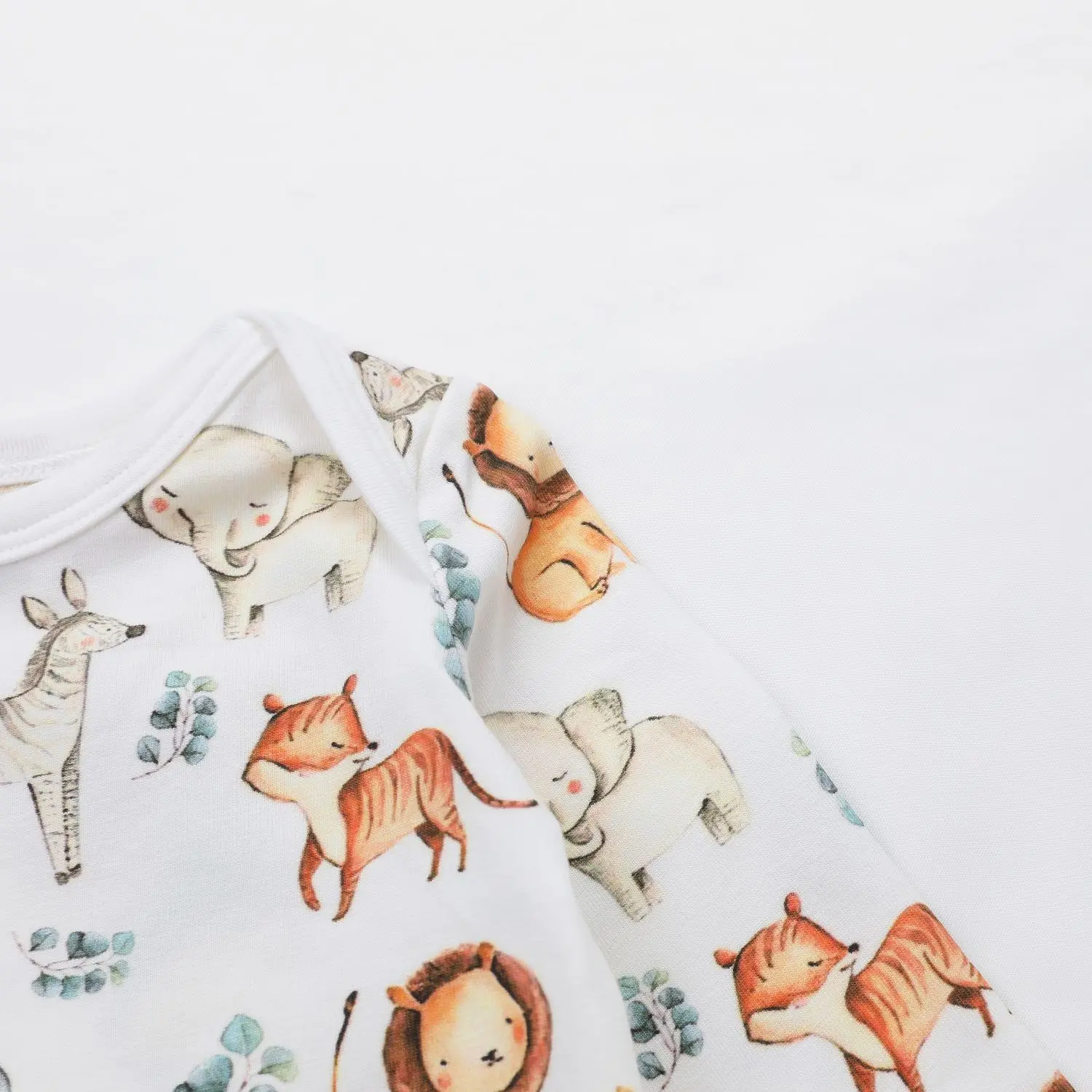 Organic cotton baby bodysuit (2)